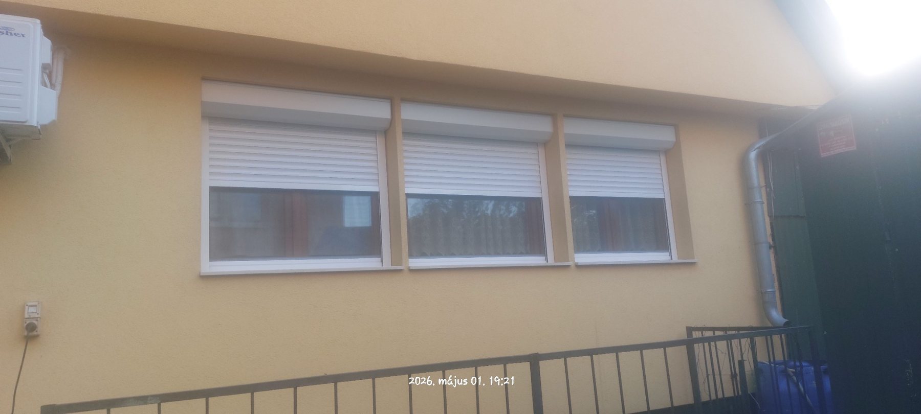 Külső tokos redőnyök használat közben, egységes homlokzati megjelenéssel.